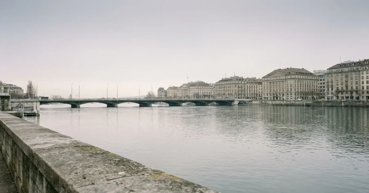 Le Rhône à Genève vu depuis un quai en pierre, façades classiques de l'autre rive