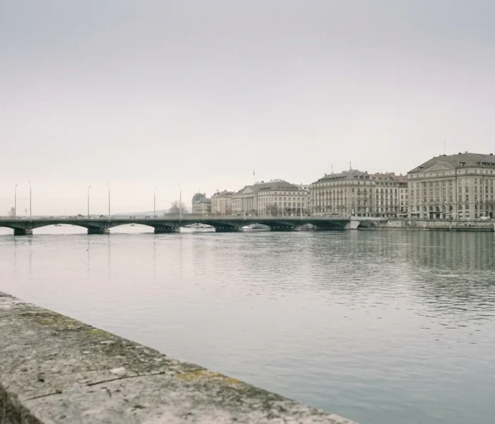 Le Rhône à Genève vu depuis un quai en pierre, façades classiques de l'autre rive