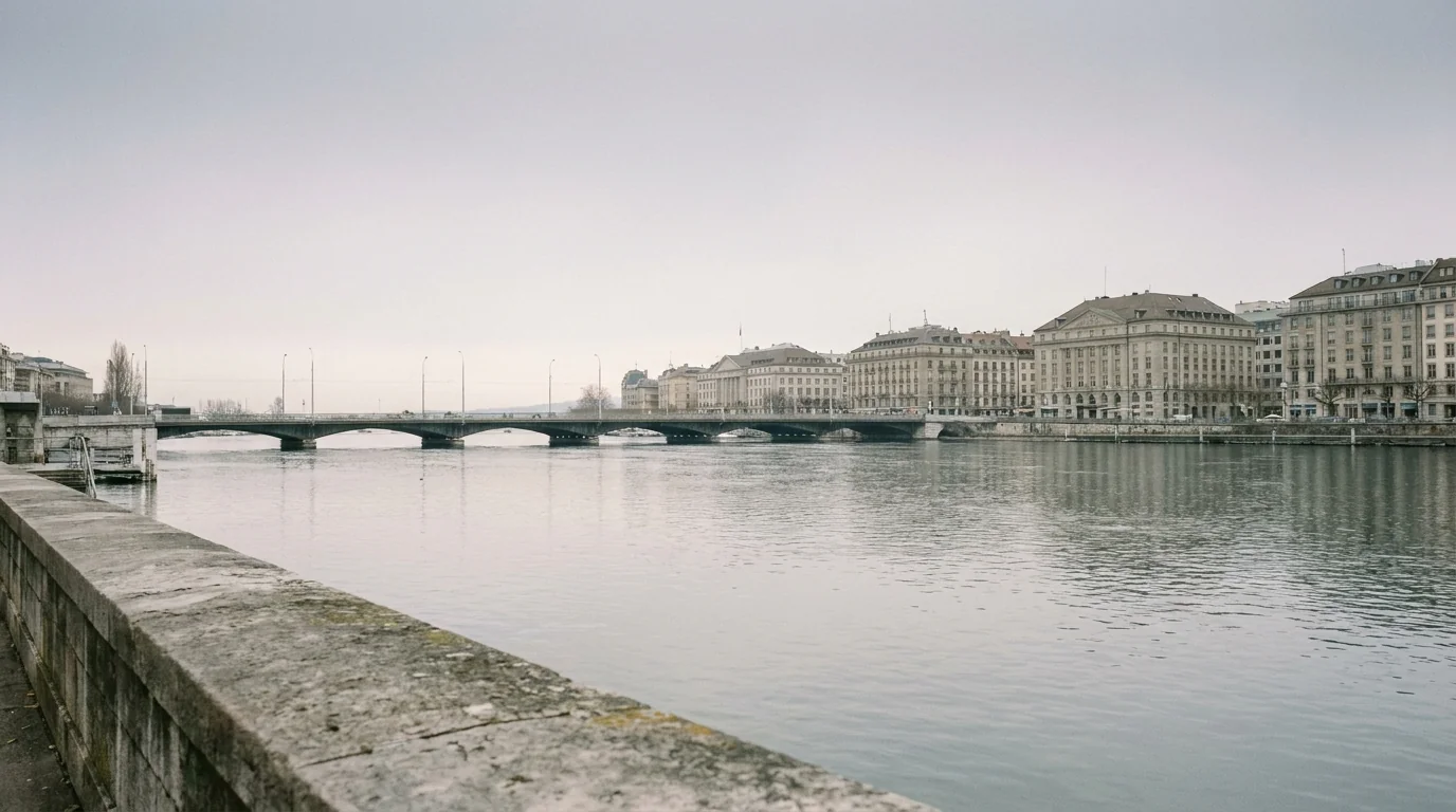 Le Rhône à Genève vu depuis un quai en pierre, façades classiques de l'autre rive