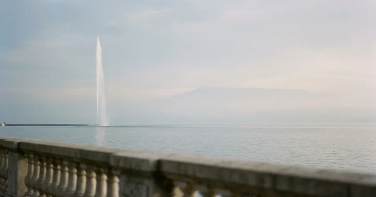 Le Jet d'eau de Genève sur le lac Léman, vu du Quai du Mont-Blanc