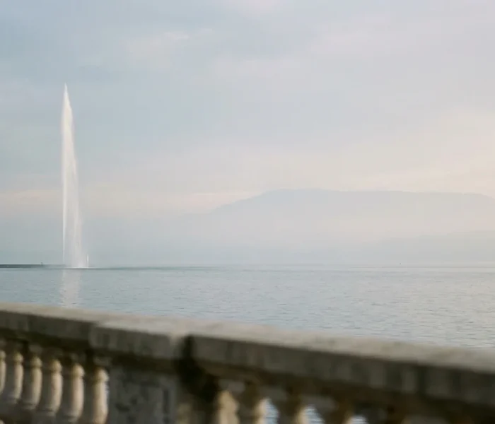 Le Jet d'eau de Genève sur le lac Léman, vu du Quai du Mont-Blanc