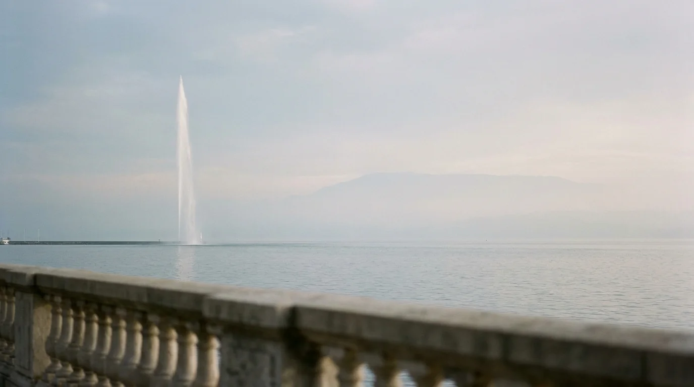 Le Jet d'eau de Genève sur le lac Léman, vu du Quai du Mont-Blanc