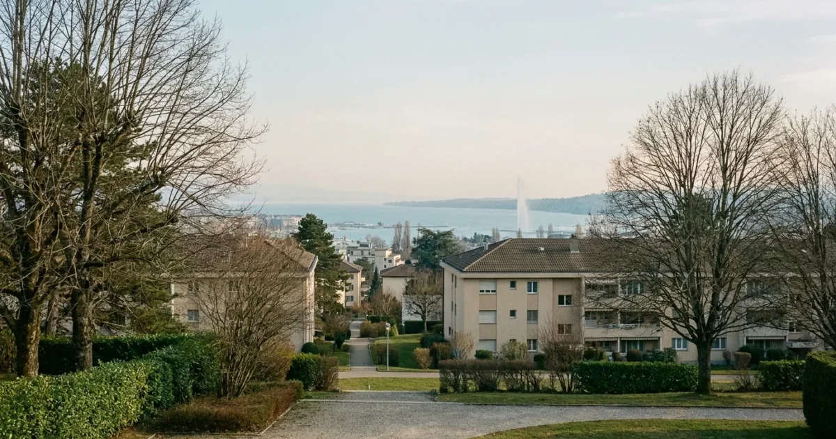 Vue depuis le Grand-Saconnex vers le lac Léman et le Jet d'Eau au loin