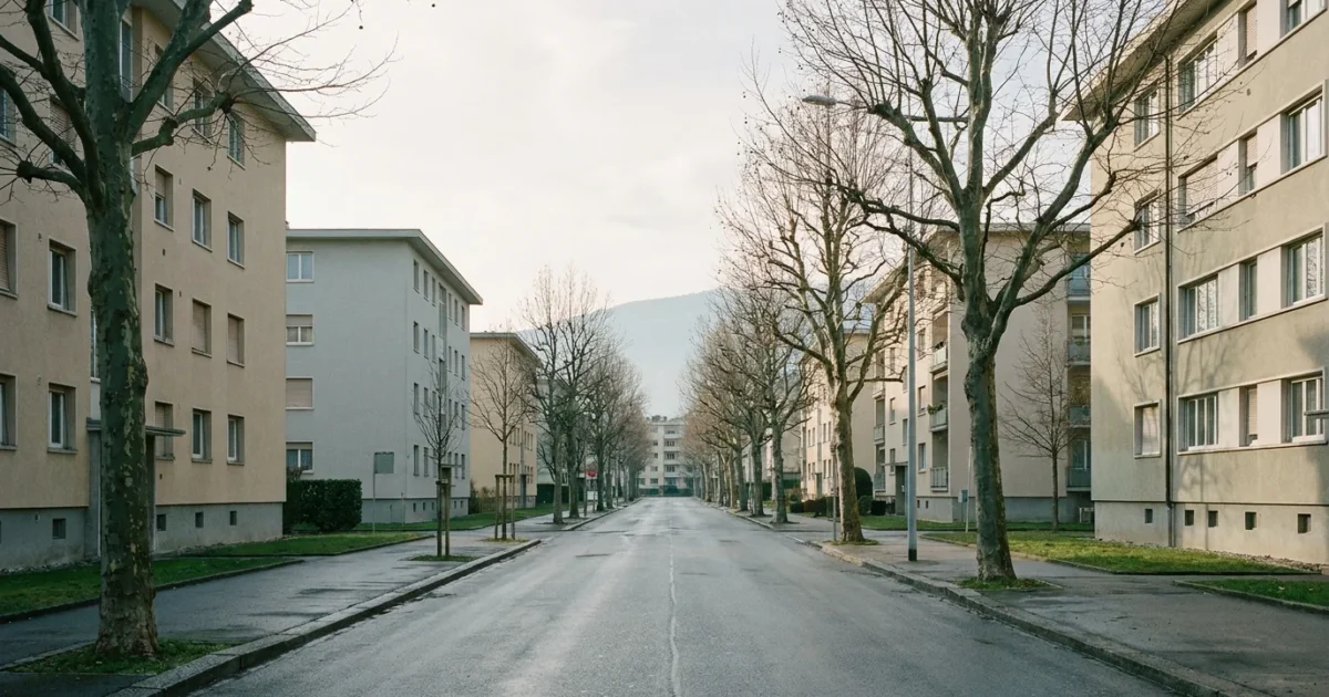 Boulevard résidentiel arboré de Lancy avec immeubles et le Salève en arrière-plan