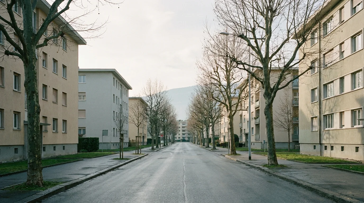 Boulevard résidentiel arboré de Lancy avec immeubles et le Salève en arrière-plan