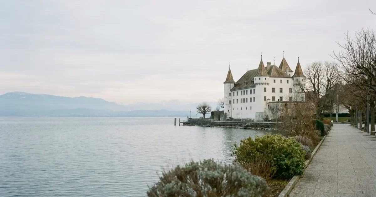Le château de Nyon dominant le quai et le lac Léman, Alpes en arrière-plan