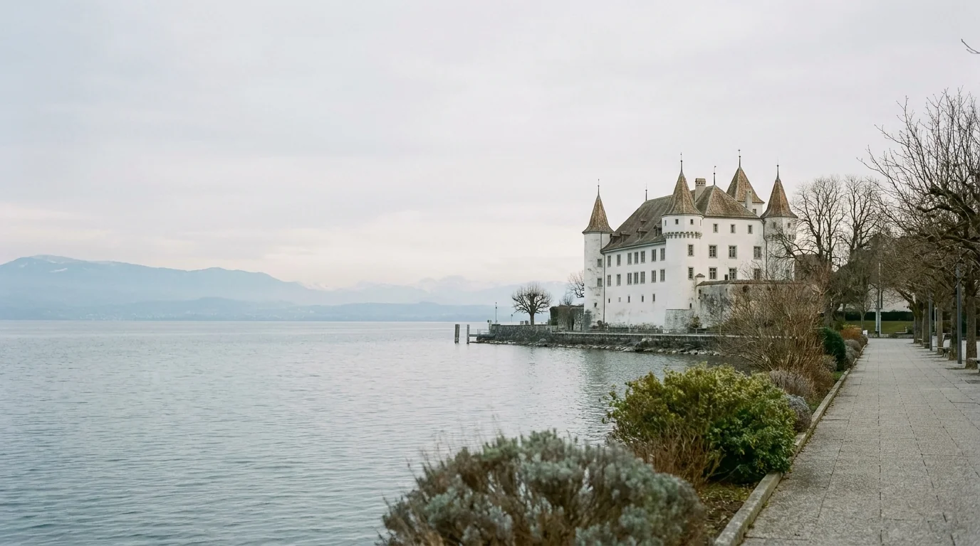 Le château de Nyon dominant le quai et le lac Léman, Alpes en arrière-plan