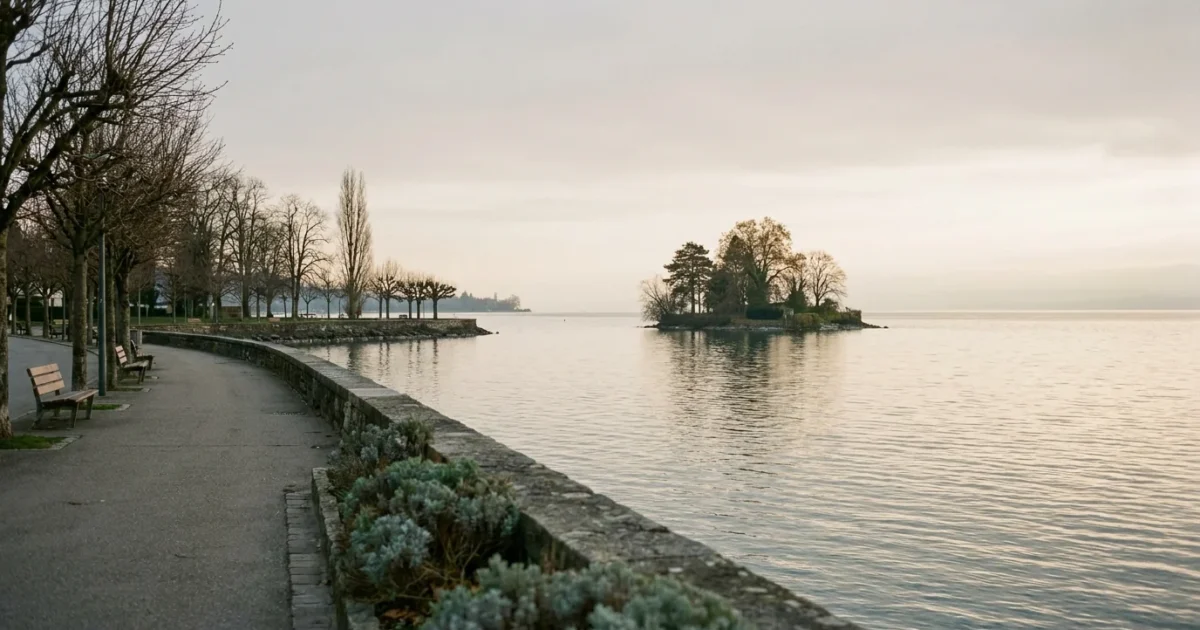 Quai de Rolle au bord du lac Léman avec l'île de la Harpe au loin
