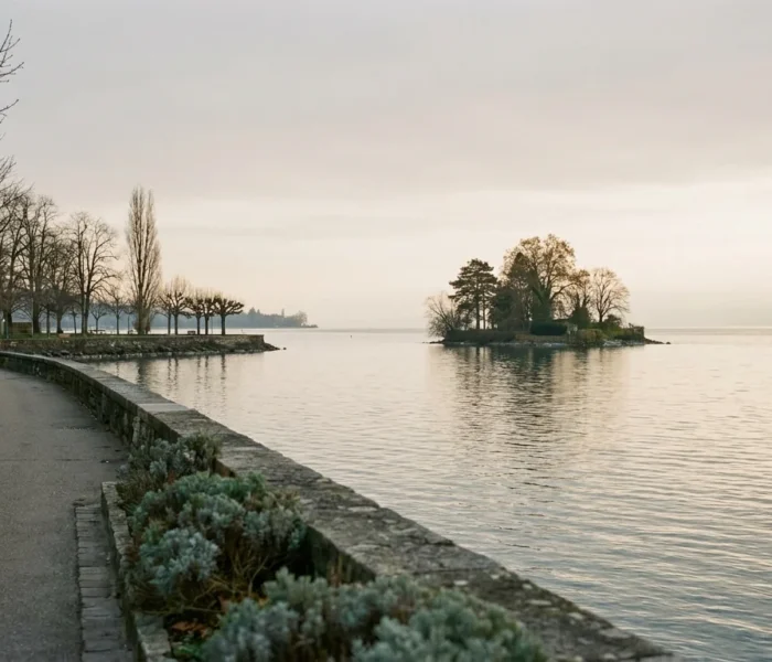 Quai de Rolle au bord du lac Léman avec l'île de la Harpe au loin
