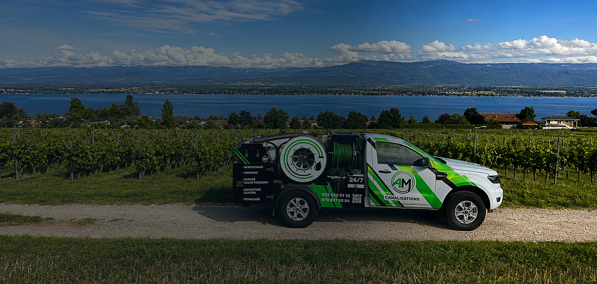 Camion hydrocureur AM Canalisations dans les vignes de La Côte face au lac Léman, équipé pour le débouchage, le pompage, le curage haute pression et l'inspection caméra
